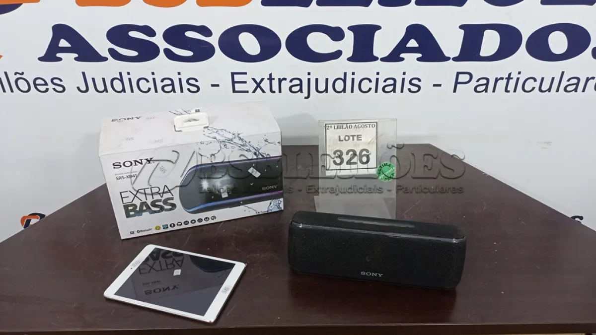 LOTE 326 - 01 CAIXA DE SOM BLUETOOTH SONY E 01 IPAD RETINA. (NO ESTADO) ATENÇÃO! FAZER A VISITAÇÃO ANTES DE ARREMATAR, NÃO SABEMOS SE FUNCIONA. LEILÃO NÃO TEM GARANTIA E NEM DEVOLUÇÃO, SUJEITO A POSSÍVEIS AVARIAS VISÍVEIS/OCULTAS E/OU AUSÊNCIA DE COMPONENTES.