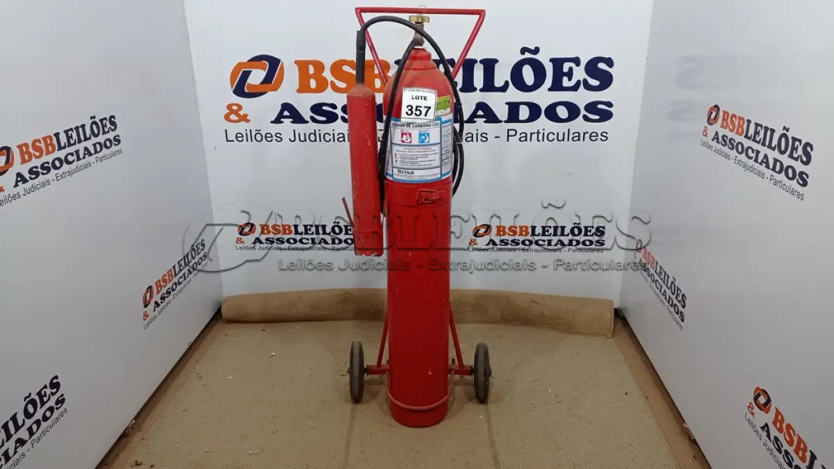 LOTE 357 - 01 EXTINTOR CARRETA. (NO ESTADO) ATENÇÃO! FAZER A VISITAÇÃO ANTES DE ARREMATAR, NÃO SABEMOS SE FUNCIONA. LEILÃO NÃO TEM GARANTIA E NEM DEVOLUÇÃO, SUJEITO A POSSÍVEIS AVARIAS VISÍVEIS/OCULTAS E/OU AUSÊNCIA DE COMPONENTES.