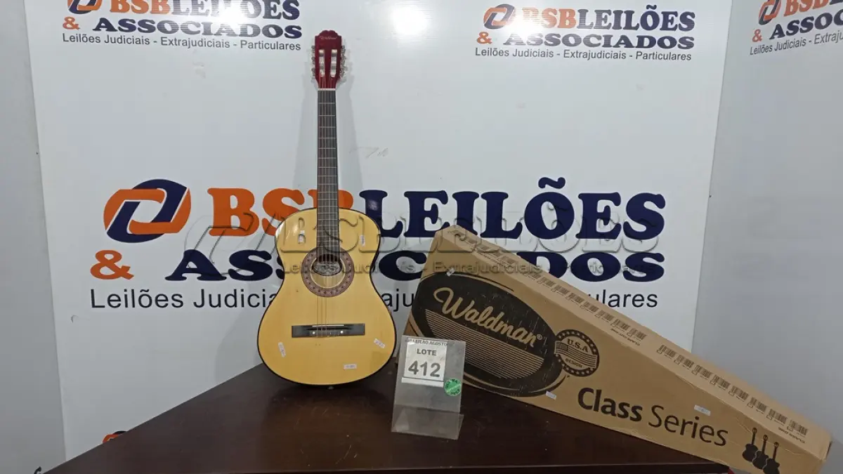 LOTE 412 - 01 VIOLÃO MARCA WALDMAN. (NO ESTADO) ATENÇÃO! FAZER A VISITAÇÃO ANTES DE ARREMATAR, NÃO SABEMOS SE FUNCIONA. LEILÃO NÃO TEM GARANTIA E NEM DEVOLUÇÃO, SUJEITO A POSSÍVEIS AVARIAS VISÍVEIS/OCULTAS E/OU AUSÊNCIA DE COMPONENTES.