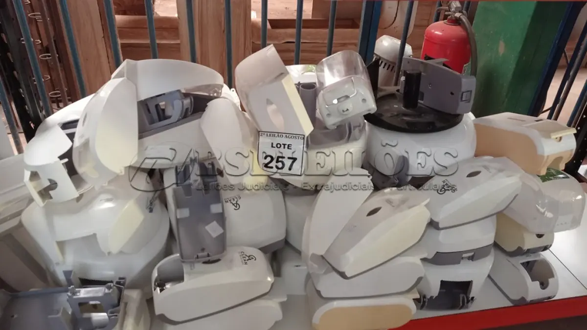 LOTE 257 - 01 LOTE COM GRANDE QUANTIDADE DE DISPENSE DE ÁLCOOL GEL E PAPEL. (NO ESTADO) ATENÇÃO! FAZER A VISITAÇÃO ANTES DE ARREMATAR, NÃO SABEMOS SE FUNCIONA. LEILÃO NÃO TEM GARANTIA E NEM DEVOLUÇÃO, SUJEITO A POSSÍVEIS AVARIAS VISÍVEIS/OCULTAS E/OU AUSÊNCIA DE COMPONENTES.