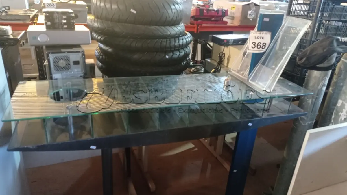 LOTE 368 - 01 BALCÃO DE ATENDIMENTO E 01 BALCÃO COM BASE DE FERRO E APOIO DE VIDRO E DIVISÓRIAS. (NO ESTADO) ATENÇÃO! FAZER A VISITAÇÃO ANTES DE ARREMATAR, NÃO SABEMOS SE FUNCIONA. LEILÃO NÃO TEM GARANTIA E NEM DEVOLUÇÃO, SUJEITO A POSSÍVEIS AVARIAS VISÍVEIS/OCULTAS E/OU AUSÊNCIA DE COMPONENTES.