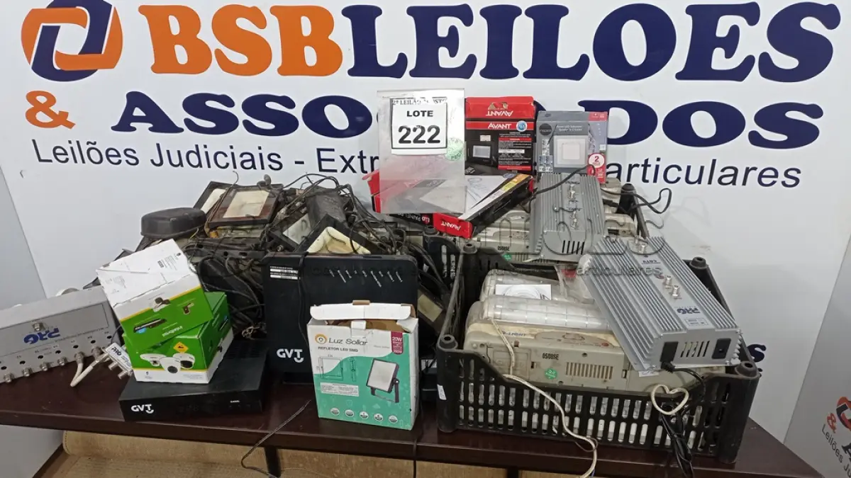 LOTE 222 - 01 LOTE COM VÁRIAS CÂMERAS DE SEGURANÇA, GRANDE QUANTIDADE DE LUMINÁRIAS, LÂMPADAS E ELETRÔNICOS DIVERSOS. (NO ESTADO) ATENÇÃO! FAZER A VISITAÇÃO ANTES DE ARREMATAR, NÃO SABEMOS SE FUNCIONA. LEILÃO NÃO TEM GARANTIA E NEM DEVOLUÇÃO, SUJEITO A POSSÍVEIS AVARIAS VISÍVEIS/OCULTAS E/OU AUSÊNCIA DE COMPONENTES.
