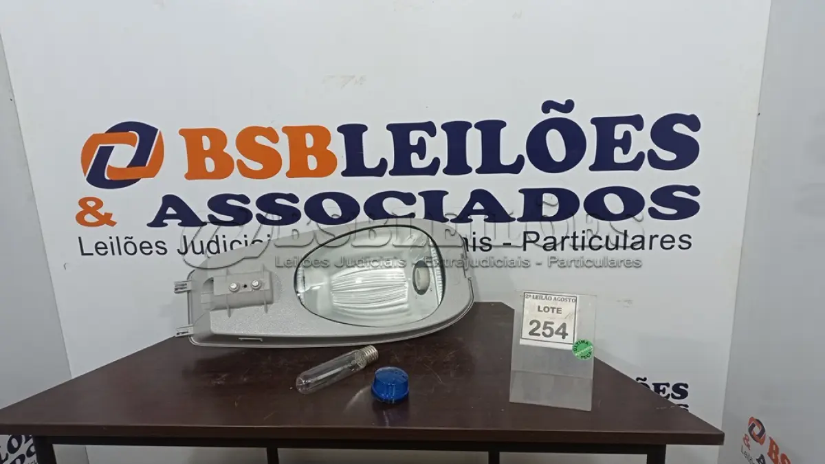 LOTE 254 - 01 LUMINÁRIA DE POSTE. (NO ESTADO) ATENÇÃO! FAZER A VISITAÇÃO ANTES DE ARREMATAR, NÃO SABEMOS SE FUNCIONA. LEILÃO NÃO TEM GARANTIA E NEM DEVOLUÇÃO, SUJEITO A POSSÍVEIS AVARIAS VISÍVEIS/OCULTAS E/OU AUSÊNCIA DE COMPONENTES.