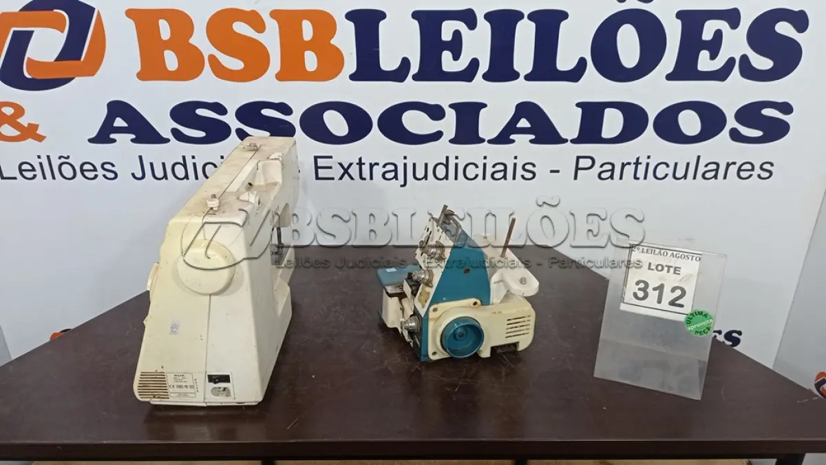 LOTE 312 - 01 MÁQUINA DE COSTURA MARCA SINGER. (NO ESTADO) ATENÇÃO! FAZER A VISITAÇÃO ANTES DE ARREMATAR, NÃO SABEMOS SE FUNCIONA. LEILÃO NÃO TEM GARANTIA E NEM DEVOLUÇÃO, SUJEITO A POSSÍVEIS AVARIAS VISÍVEIS/OCULTAS E/OU AUSÊNCIA DE COMPONENTES.