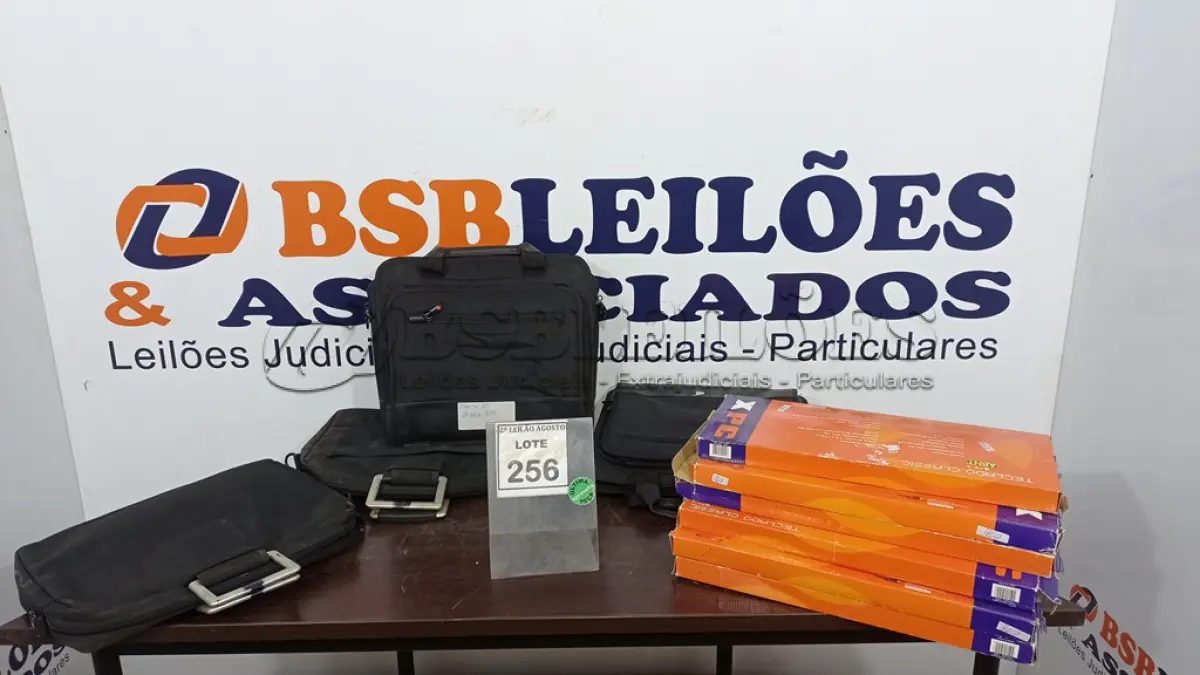 LOTE 256 - 06 TECLADOS DE PC E 04 BOLSAS DE NOTEBOOK. (NO ESTADO) ATENÇÃO! FAZER A VISITAÇÃO ANTES DE ARREMATAR, NÃO SABEMOS SE FUNCIONA. LEILÃO NÃO TEM GARANTIA E NEM DEVOLUÇÃO, SUJEITO A POSSÍVEIS AVARIAS VISÍVEIS/OCULTAS E/OU AUSÊNCIA DE COMPONENTES.