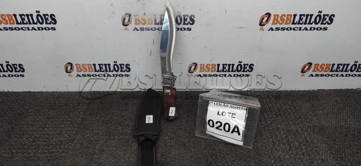 LOTE 020 - 01 FACA IMPORTADA AÇO INOXIDÁVEL CABO EM MADEIRA COM DETALHE DE ESCORPIÃO NA GUARDA  FULL TANG BAINHA DE NYLON TAMANHO TOTAL 32CM PESO 390G JÁ AFIADA  .(NO ESTADO) ATENÇÃO! FAZER A VISITAÇÃO ANTES DE ARREMATAR, NÃO SABEMOS SE FUNCIONA. LEILÃO NÃO TEM GARANTIA E NEM DEVOLUÇÃO, SUJEITO A POSSÍVEIS AVARIAS VISÍVEIS/OCULTAS E/OU AUSÊNCIA DE COMPONENTES.