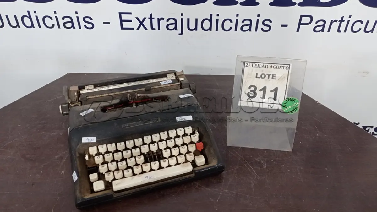 LOTE 311 - 01 MÁQUINA DE ESCREVER MARCA OLIVETTI. (NO ESTADO) ATENÇÃO! FAZER A VISITAÇÃO ANTES DE ARREMATAR, NÃO SABEMOS SE FUNCIONA. LEILÃO NÃO TEM GARANTIA E NEM DEVOLUÇÃO, SUJEITO A POSSÍVEIS AVARIAS VISÍVEIS/OCULTAS E/OU AUSÊNCIA DE COMPONENTES.