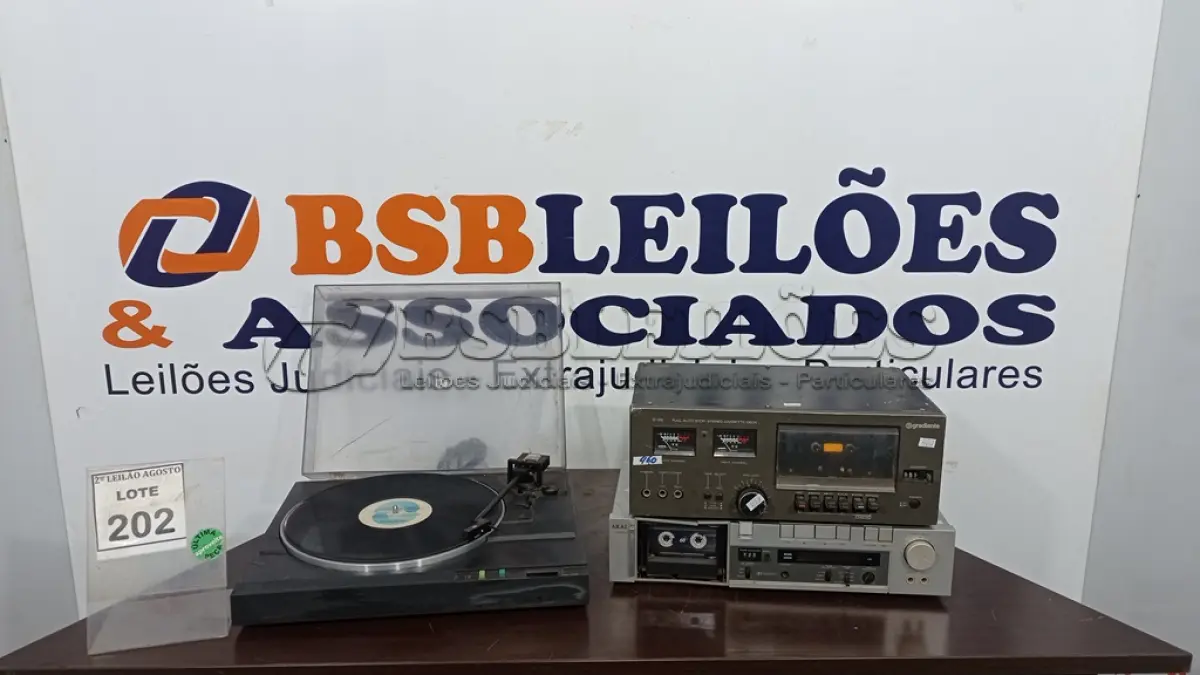 LOTE 202 - 01 VINIL E 02 TOCA-FITAS CASSETE. (NO ESTADO) ATENÇÃO! FAZER A VISITAÇÃO ANTES DE ARREMATAR, NÃO SABEMOS SE FUNCIONA. LEILÃO NÃO TEM GARANTIA E NEM DEVOLUÇÃO, SUJEITO A POSSÍVEIS AVARIAS VISÍVEIS/OCULTAS E/OU AUSÊNCIA DE COMPONENTES.