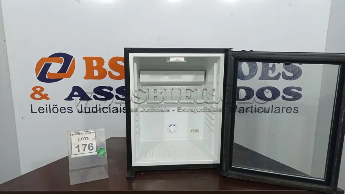 LOTE 176 - 01 ADEGA 40L 220V. (NO ESTADO) ATENÇÃO! FAZER A VISITAÇÃO ANTES DE ARREMATAR, NÃO SABEMOS SE FUNCIONA. LEILÃO NÃO TEM GARANTIA E NEM DEVOLUÇÃO, SUJEITO A POSSÍVEIS AVARIAS VISÍVEIS/OCULTAS E/OU AUSÊNCIA DE COMPONENTES.