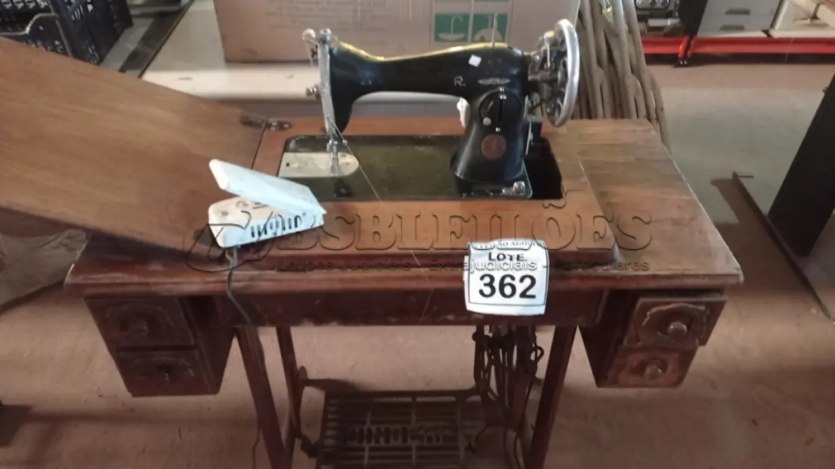 LOTE 362 - 01 MÁQUINA DE COSTURA MARCA SINGER. (NO ESTADO) ATENÇÃO! FAZER A VISITAÇÃO ANTES DE ARREMATAR, NÃO SABEMOS SE FUNCIONA. LEILÃO NÃO TEM GARANTIA E NEM DEVOLUÇÃO, SUJEITO A POSSÍVEIS AVARIAS VISÍVEIS/OCULTAS E/OU AUSÊNCIA DE COMPONENTES.