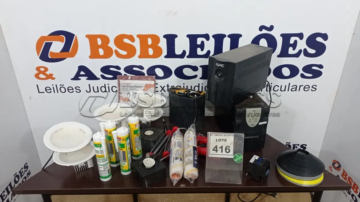 LOTE 416 - 02 NOBREAKS, 01 CAIXA COM VÁRIAS LUMINÁRIAS, BISNAGAS DE SELA TRINCA, ROLOS DE PINTURA E ITENS DIVERSOS. (NO ESTADO) ATENÇÃO! FAZER A VISITAÇÃO ANTES DE ARREMATAR, NÃO SABEMOS SE FUNCIONA. LEILÃO NÃO TEM GARANTIA E NEM DEVOLUÇÃO, SUJEITO A POSSÍVEIS AVARIAS VISÍVEIS/OCULTAS E/OU AUSÊNCIA DE COMPONENTES.