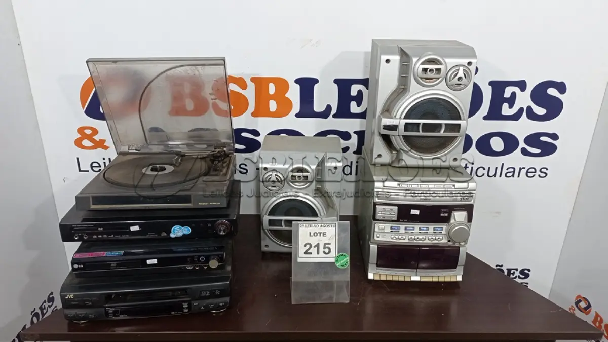LOTE 215 - 02 APARELHOS DE DVD, 01 APARELHO DE VINIL, 01 VÍDEO CASSETE E APARELHO DE SOM COM 02 CAIXAS. (NO ESTADO) ATENÇÃO! FAZER A VISITAÇÃO ANTES DE ARREMATAR, NÃO SABEMOS SE FUNCIONA. LEILÃO NÃO TEM GARANTIA E NEM DEVOLUÇÃO, SUJEITO A POSSÍVEIS AVARIAS VISÍVEIS/OCULTAS E/OU AUSÊNCIA DE COMPONENTES.