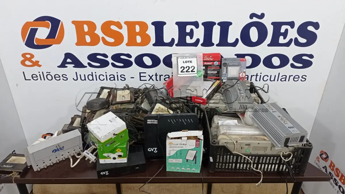 LOTE 222 - 01 LOTE COM VÁRIAS CÂMERAS DE SEGURANÇA, GRANDE QUANTIDADE DE LUMINÁRIAS, LÂMPADAS E ELETRÔNICOS DIVERSOS. (NO ESTADO) ATENÇÃO! FAZER A VISITAÇÃO ANTES DE ARREMATAR, NÃO SABEMOS SE FUNCIONA. LEILÃO NÃO TEM GARANTIA E NEM DEVOLUÇÃO, SUJEITO A POSSÍVEIS AVARIAS VISÍVEIS/OCULTAS E/OU AUSÊNCIA DE COMPONENTES.