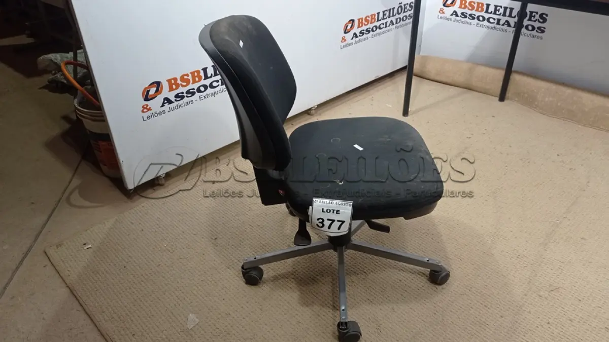LOTE 377 - 01 CADEIRA GIRATÓRIA COM RODINHAS. (NO ESTADO) ATENÇÃO! FAZER A VISITAÇÃO ANTES DE ARREMATAR, NÃO SABEMOS SE FUNCIONA. LEILÃO NÃO TEM GARANTIA E NEM DEVOLUÇÃO, SUJEITO A POSSÍVEIS AVARIAS VISÍVEIS/OCULTAS E/OU AUSÊNCIA DE COMPONENTES.