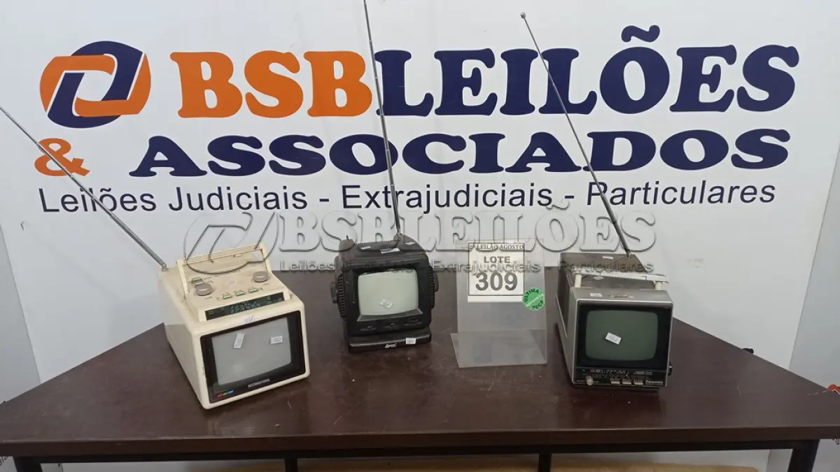 LOTE 309 - 03 MINIS TV PORTÁTIL DE MARCAS VARIADAS. (NO ESTADO) ATENÇÃO! FAZER A VISITAÇÃO ANTES DE ARREMATAR, NÃO SABEMOS SE FUNCIONA. LEILÃO NÃO TEM GARANTIA E NEM DEVOLUÇÃO, SUJEITO A POSSÍVEIS AVARIAS VISÍVEIS/OCULTAS E/OU AUSÊNCIA DE COMPONENTES.