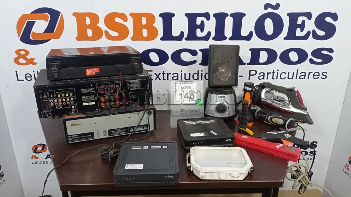 LOTE 148 - 01 TOCA DISCOS, 01 RECEIVER YAMAHA, 01 DISC CHANGER, 01 FERRO DE PASSAR, 01 PISTOLA DE COLA QUNT E ELETRÔNICOS DIVERSOS. (NO ESTADO) ATENÇÃO! FAZER A VISITAÇÃO ANTES DE ARREMATAR, NÃO SABEMOS SE FUNCIONA. LEILÃO NÃO TEM GARANTIA E NEM DEVOLUÇÃO, SUJEITO A POSSÍVEIS AVARIAS VISÍVEIS/OCULTAS E/OU AUSÊNCIA DE COMPONENTES.