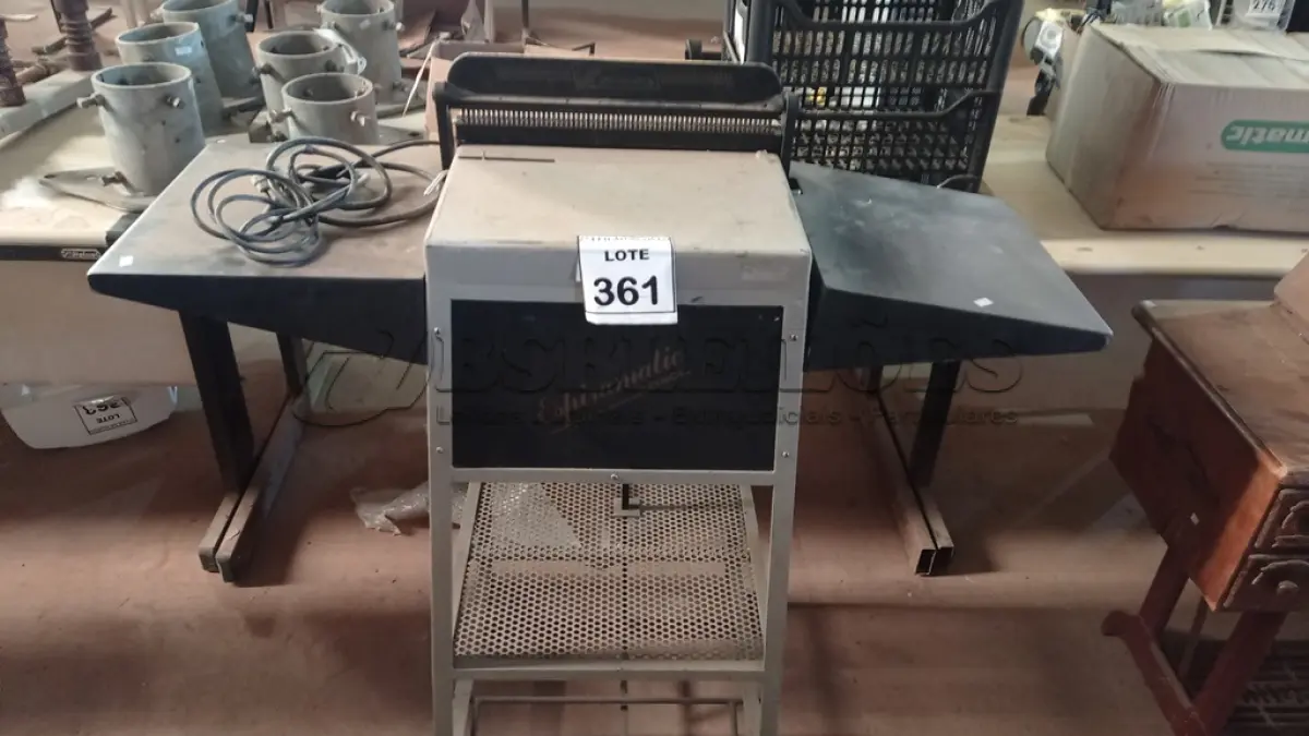 LOTE 361 - 01 PERFURADORA MANUAL PARA ENCADERNAÇÃO. (NO ESTADO) ATENÇÃO! FAZER A VISITAÇÃO ANTES DE ARREMATAR, NÃO SABEMOS SE FUNCIONA. LEILÃO NÃO TEM GARANTIA E NEM DEVOLUÇÃO, SUJEITO A POSSÍVEIS AVARIAS VISÍVEIS/OCULTAS E/OU AUSÊNCIA DE COMPONENTES.