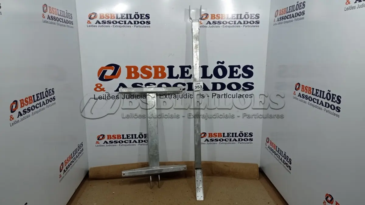 LOTE 353 - 02 ESTRUTURAS DE METAL GALVANIZADA COM BRAÇO DE FIXAÇÃO. (NO ESTADO) ATENÇÃO! FAZER A VISITAÇÃO ANTES DE ARREMATAR, NÃO SABEMOS SE FUNCIONA. LEILÃO NÃO TEM GARANTIA E NEM DEVOLUÇÃO, SUJEITO A POSSÍVEIS AVARIAS VISÍVEIS/OCULTAS E/OU AUSÊNCIA DE COMPONENTES.