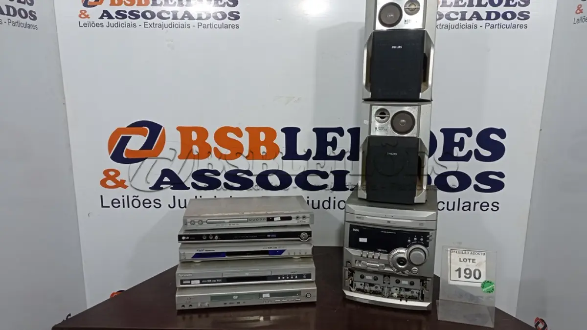 LOTE 190 - 05 APARELHOS DVD, 01 APARELHO DE SOM COM 02 CAIXAS. (NO ESTADO) ATENÇÃO! FAZER A VISITAÇÃO ANTES DE ARREMATAR, NÃO SABEMOS SE FUNCIONA. LEILÃO NÃO TEM GARANTIA E NEM DEVOLUÇÃO, SUJEITO A POSSÍVEIS AVARIAS VISÍVEIS/OCULTAS E/OU AUSÊNCIA DE COMPONENTES.