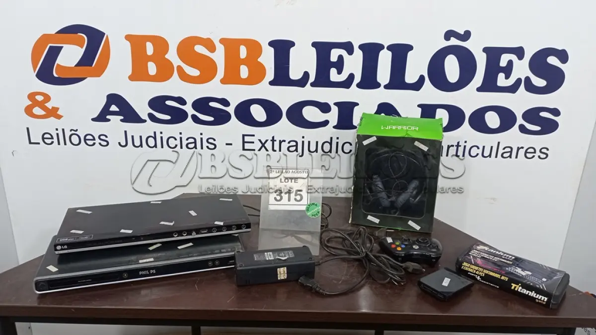 LOTE 315 - 01 HEADSET, 01 FONTE DE XBOX, 01 JOYSTICK XBOX 360, 01 HD BOX COM JOGOS, 01 JOGO SOQUETES 41 PEÇAS E 02 APARELHOS DE DVD. (NO ESTADO) ATENÇÃO! FAZER A VISITAÇÃO ANTES DE ARREMATAR, NÃO SABEMOS SE FUNCIONA. LEILÃO NÃO TEM GARANTIA E NEM DEVOLUÇÃO, SUJEITO A POSSÍVEIS AVARIAS VISÍVEIS/OCULTAS E/OU AUSÊNCIA DE COMPONENTES.