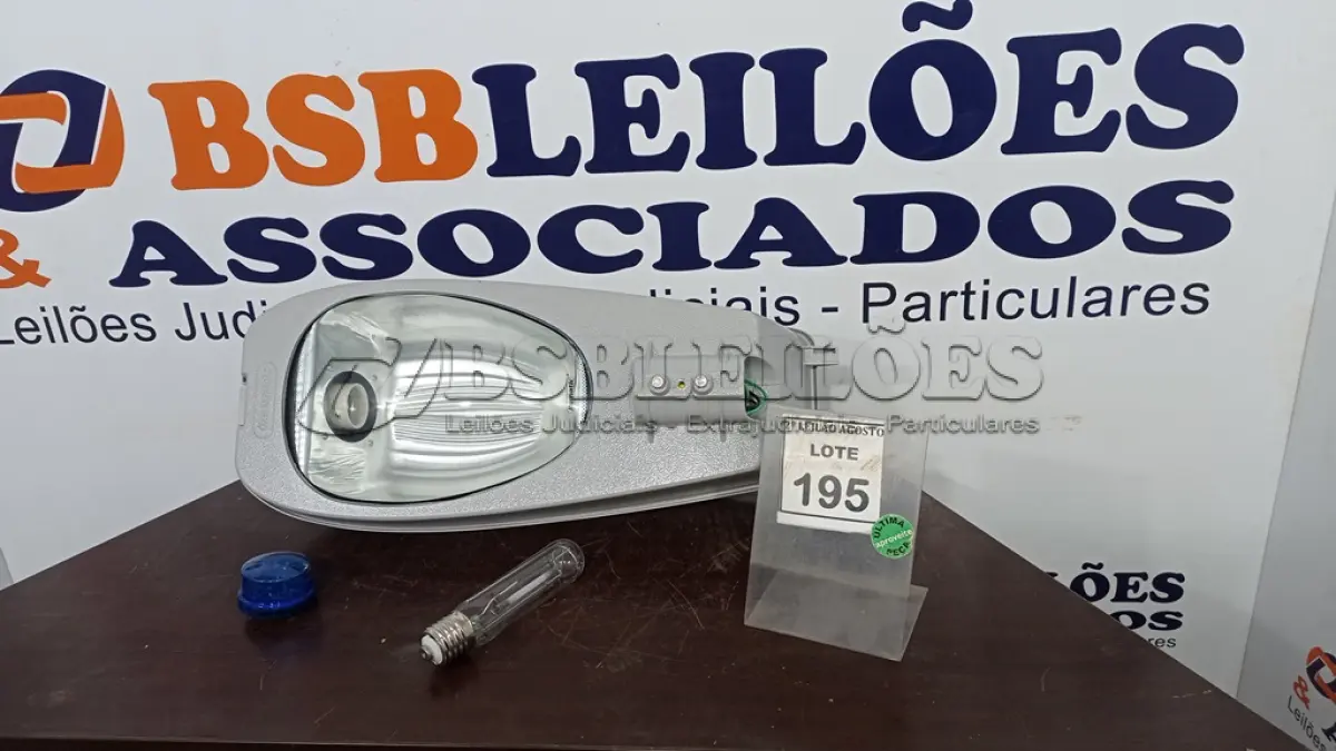 LOTE 195 - 01 LUMINÁRIA DE POSTE. (NO ESTADO) ATENÇÃO! FAZER A VISITAÇÃO ANTES DE ARREMATAR, NÃO SABEMOS SE FUNCIONA. LEILÃO NÃO TEM GARANTIA E NEM DEVOLUÇÃO, SUJEITO A POSSÍVEIS AVARIAS VISÍVEIS/OCULTAS E/OU AUSÊNCIA DE COMPONENTES.