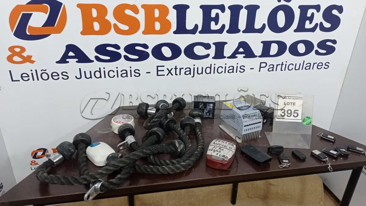 LOTE 395 - 01 INVERSOR DE FREQUÊNCIA, 01 FONTE COLMEIA, 01 MICROFONE PARA SEMINÁRIO, SENSORES DE PORTÃO, VÁRIOS CONTROLES DE PORTÃO E MATÉRIAIS DE ACADEMIA. (NO ESTADO) ATENÇÃO! FAZER A VISITAÇÃO ANTES DE ARREMATAR, NÃO SABEMOS SE FUNCIONA. LEILÃO NÃO TEM GARANTIA E NEM DEVOLUÇÃO, SUJEITO A POSSÍVEIS AVARIAS VISÍVEIS/OCULTAS E/OU AUSÊNCIA DE COMPONENTES.