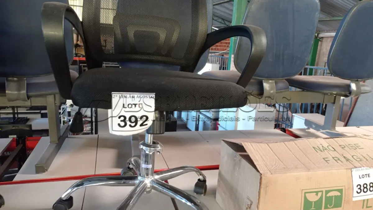 LOTE 392 - 01 CADEIRA DE ESCRITÓRIO COM RODINHAS. (NO ESTADO) ATENÇÃO! FAZER A VISITAÇÃO ANTES DE ARREMATAR, NÃO SABEMOS SE FUNCIONA. LEILÃO NÃO TEM GARANTIA E NEM DEVOLUÇÃO, SUJEITO A POSSÍVEIS AVARIAS VISÍVEIS/OCULTAS E/OU AUSÊNCIA DE COMPONENTES.