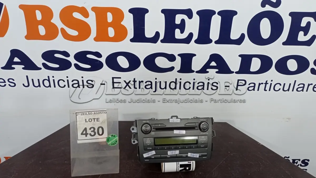 LOTE 430 - 01 AUTO RÁDIO COM TOCA DISCO. (NO ESTADO) ATENÇÃO! FAZER A VISITAÇÃO ANTES DE ARREMATAR, NÃO SABEMOS SE FUNCIONA. LEILÃO NÃO TEM GARANTIA E NEM DEVOLUÇÃO, SUJEITO A POSSÍVEIS AVARIAS VISÍVEIS/OCULTAS E/OU AUSÊNCIA DE COMPONENTES.