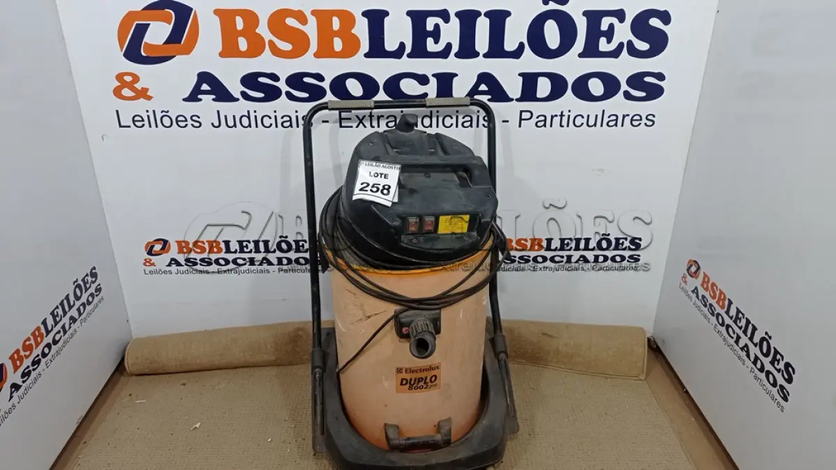 LOTE 258 - 01 ASPIRADOR DE PÓ INDUSTRIAL DUPLO 8002 PRO MARACA ELECTROLUX. (NO ESTADO) ATENÇÃO! FAZER A VISITAÇÃO ANTES DE ARREMATAR, NÃO SABEMOS SE FUNCIONA. LEILÃO NÃO TEM GARANTIA E NEM DEVOLUÇÃO, SUJEITO A POSSÍVEIS AVARIAS VISÍVEIS/OCULTAS E/OU AUSÊNCIA DE COMPONENTES.