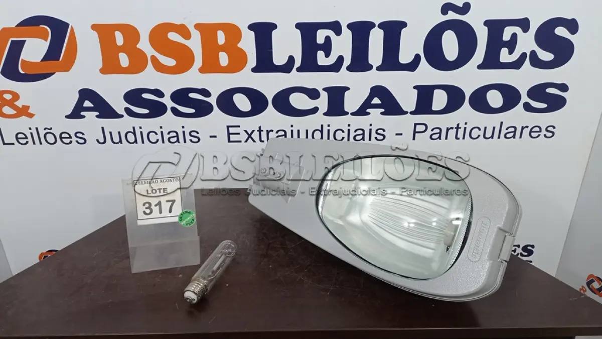 LOTE 317 - 01 LUMINÁRIA DE POSTE. (NO ESTADO) ATENÇÃO! FAZER A VISITAÇÃO ANTES DE ARREMATAR, NÃO SABEMOS SE FUNCIONA. LEILÃO NÃO TEM GARANTIA E NEM DEVOLUÇÃO, SUJEITO A POSSÍVEIS AVARIAS VISÍVEIS/OCULTAS E/OU AUSÊNCIA DE COMPONENTES.