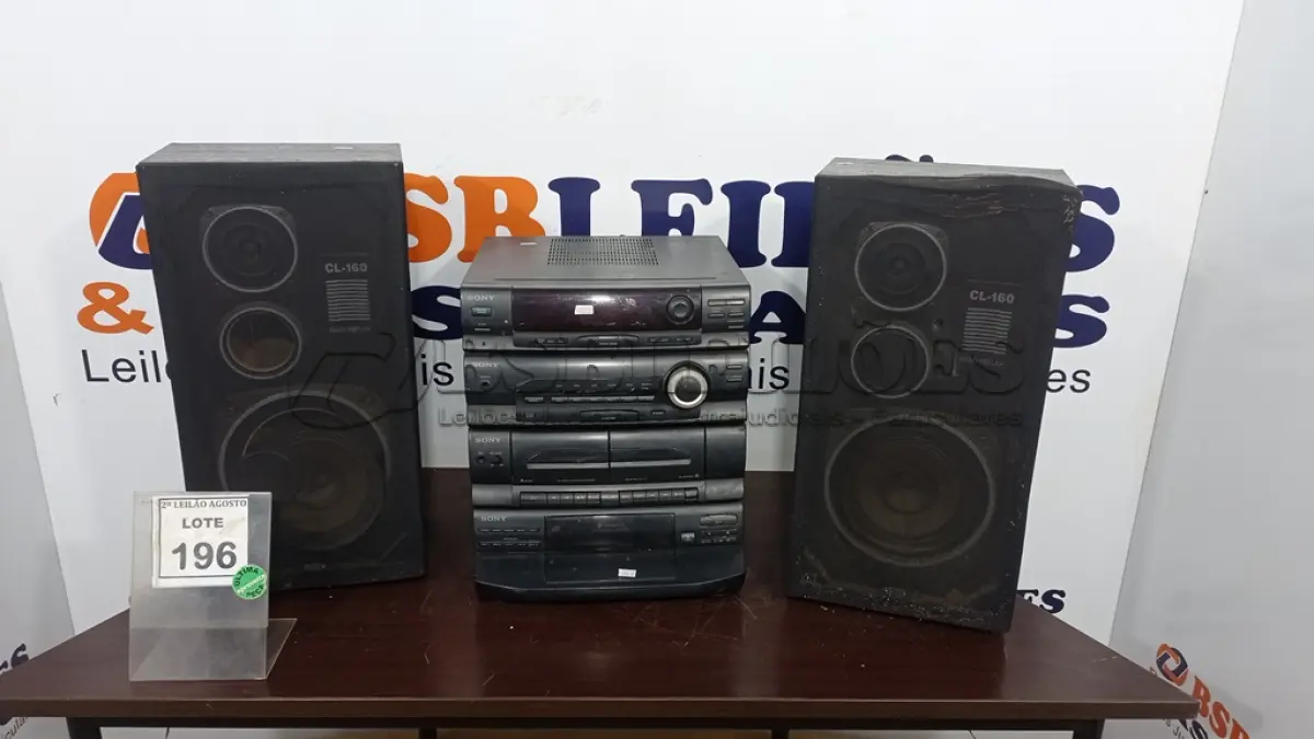 LOTE 196 - 01 APARELHO DE SOM COM 02 CAIXAS MARCA SONY. (NO ESTADO) ATENÇÃO! FAZER A VISITAÇÃO ANTES DE ARREMATAR, NÃO SABEMOS SE FUNCIONA. LEILÃO NÃO TEM GARANTIA E NEM DEVOLUÇÃO, SUJEITO A POSSÍVEIS AVARIAS VISÍVEIS/OCULTAS E/OU AUSÊNCIA DE COMPONENTES.