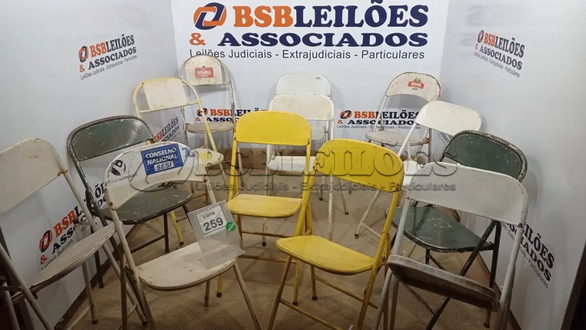 LOTE 259 - 13 CADEIRAS DOBRÁVEIS DE FERRO. (NO ESTADO) ATENÇÃO! FAZER A VISITAÇÃO ANTES DE ARREMATAR, NÃO SABEMOS SE FUNCIONA. LEILÃO NÃO TEM GARANTIA E NEM DEVOLUÇÃO, SUJEITO A POSSÍVEIS AVARIAS VISÍVEIS/OCULTAS E/OU AUSÊNCIA DE COMPONENTES.