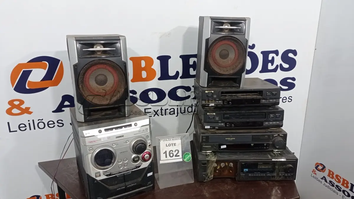 LOTE 162 - 03 APARELHOS DE VÍDEO CASSETE, 01 APARELHO DE COM 03 CAIXAS E 01 APARELHO DE SOM MODULAR. (NO ESTADO) ATENÇÃO! FAZER A VISITAÇÃO ANTES DE ARREMATAR, NÃO SABEMOS SE FUNCIONA. LEILÃO NÃO TEM GARANTIA E NEM DEVOLUÇÃO, SUJEITO A POSSÍVEIS AVARIAS VISÍVEIS/OCULTAS E/OU AUSÊNCIA DE COMPONENTES.