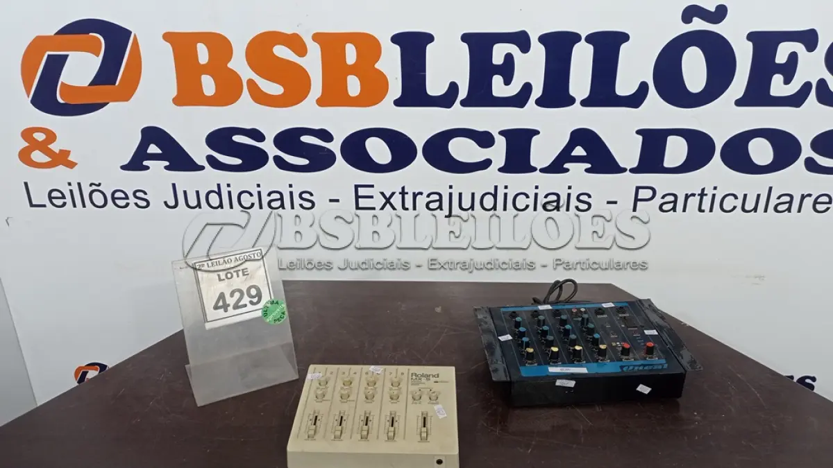 LOTE 429 - 01 MIX STÉREO ROLAND MX-5 E 01 MESA DE SOM. (NO ESTADO) ATENÇÃO! FAZER A VISITAÇÃO ANTES DE ARREMATAR, NÃO SABEMOS SE FUNCIONA. LEILÃO NÃO TEM GARANTIA E NEM DEVOLUÇÃO, SUJEITO A POSSÍVEIS AVARIAS VISÍVEIS/OCULTAS E/OU AUSÊNCIA DE COMPONENTES.