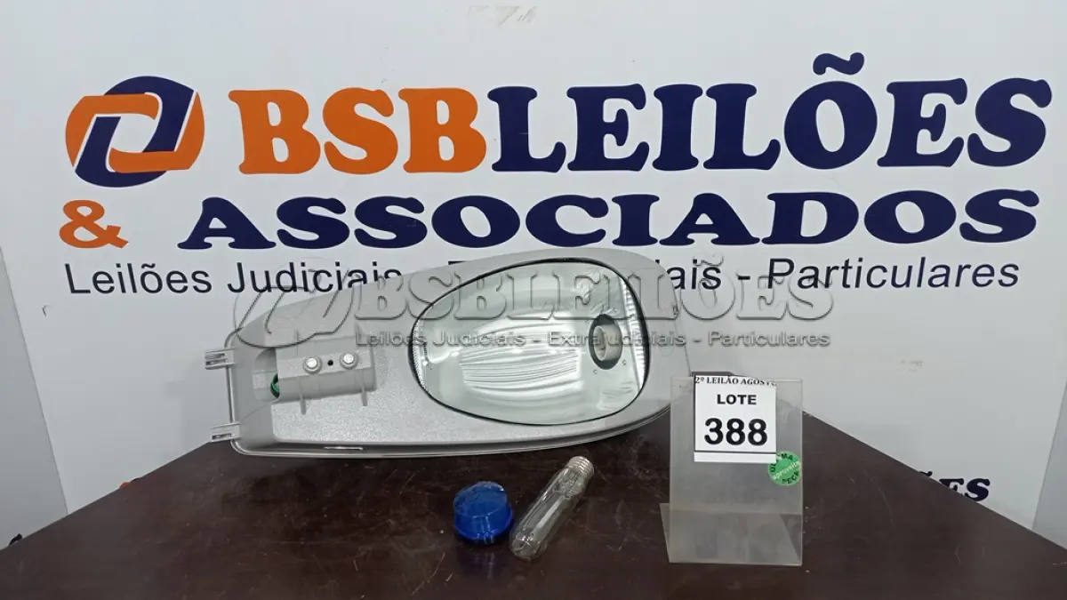 LOTE 388 - 01 LUMINÁRIA DE POSTE. (NO ESTADO) ATENÇÃO! FAZER A VISITAÇÃO ANTES DE ARREMATAR, NÃO SABEMOS SE FUNCIONA. LEILÃO NÃO TEM GARANTIA E NEM DEVOLUÇÃO, SUJEITO A POSSÍVEIS AVARIAS VISÍVEIS/OCULTAS E/OU AUSÊNCIA DE COMPONENTES.