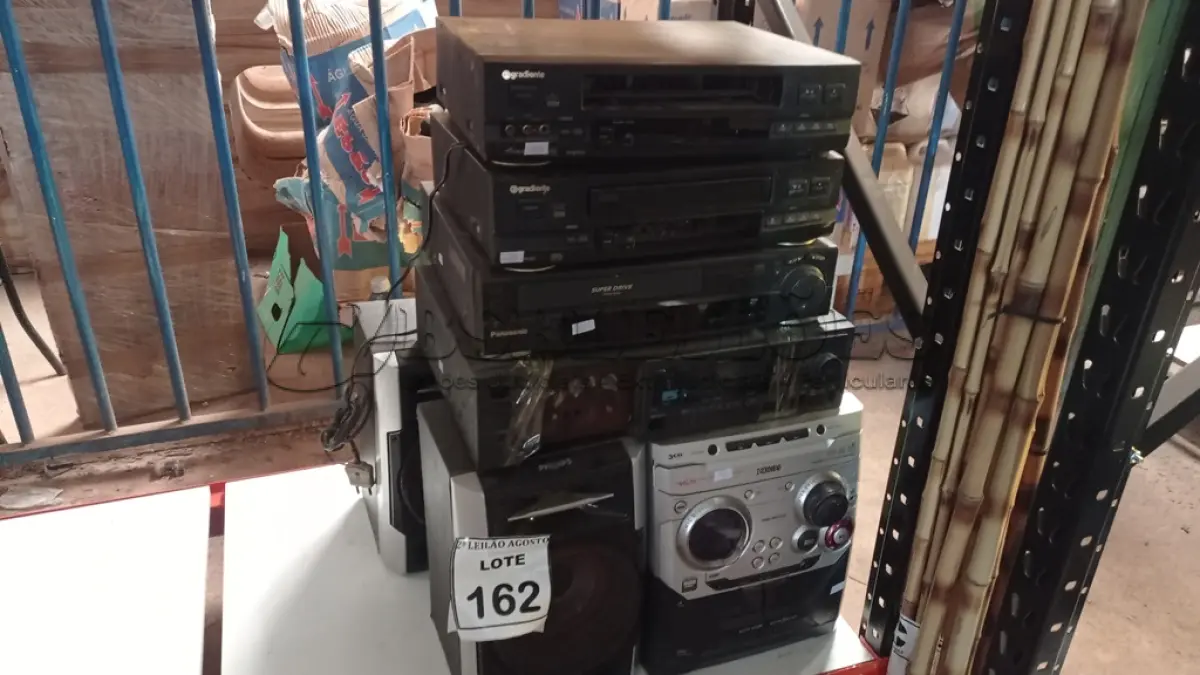 LOTE 162 - 03 APARELHOS DE VÍDEO CASSETE, 01 APARELHO DE COM 03 CAIXAS E 01 APARELHO DE SOM MODULAR. (NO ESTADO) ATENÇÃO! FAZER A VISITAÇÃO ANTES DE ARREMATAR, NÃO SABEMOS SE FUNCIONA. LEILÃO NÃO TEM GARANTIA E NEM DEVOLUÇÃO, SUJEITO A POSSÍVEIS AVARIAS VISÍVEIS/OCULTAS E/OU AUSÊNCIA DE COMPONENTES.