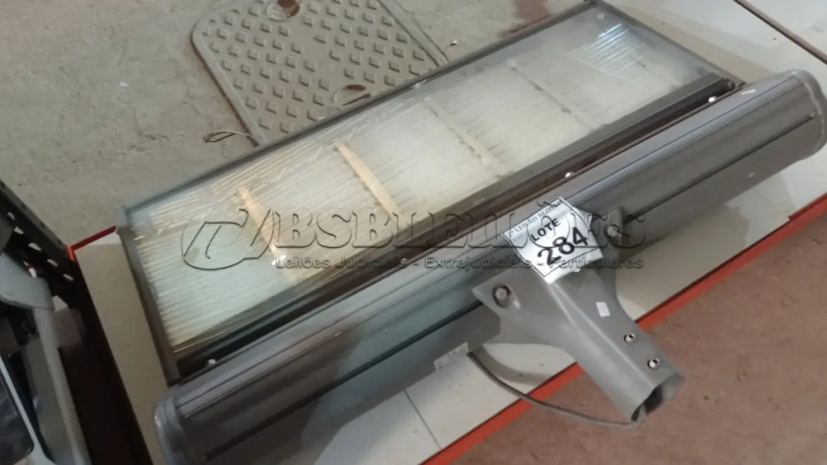 LOTE 284 - 01 REFLETOR LED PARA QUADRA. (NO ESTADO) ATENÇÃO! FAZER A VISITAÇÃO ANTES DE ARREMATAR, NÃO SABEMOS SE FUNCIONA. LEILÃO NÃO TEM GARANTIA E NEM DEVOLUÇÃO, SUJEITO A POSSÍVEIS AVARIAS VISÍVEIS/OCULTAS E/OU AUSÊNCIA DE COMPONENTES.
