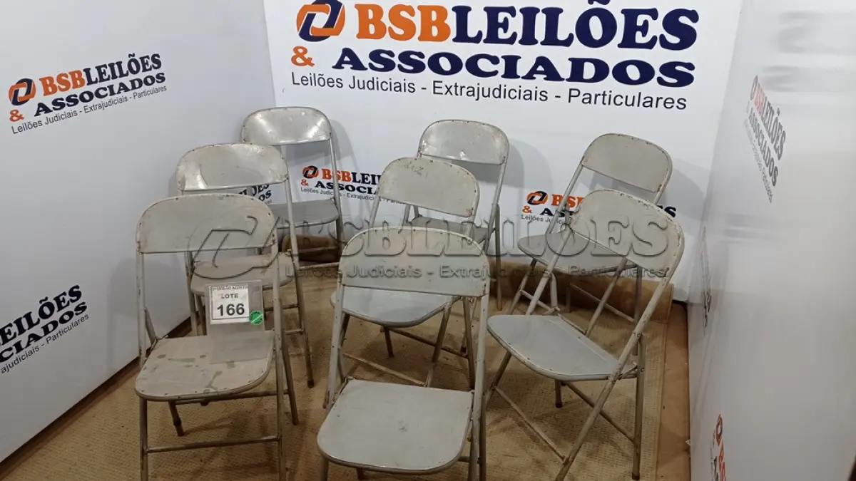 LOTE 166 - 08 CADEIRAS DE FERRO DOBRÁVEL. (NO ESTADO) ATENÇÃO! FAZER A VISITAÇÃO ANTES DE ARREMATAR, NÃO SABEMOS SE FUNCIONA. LEILÃO NÃO TEM GARANTIA E NEM DEVOLUÇÃO, SUJEITO A POSSÍVEIS AVARIAS VISÍVEIS/OCULTAS E/OU AUSÊNCIA DE COMPONENTES.