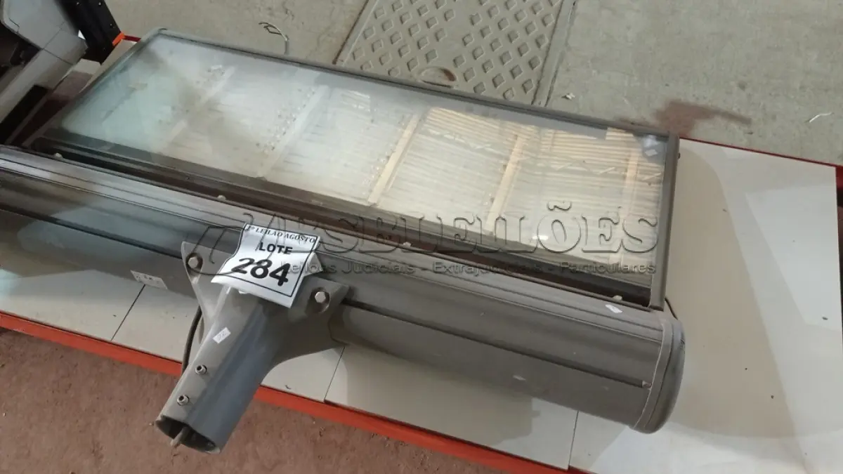 LOTE 284 - 01 REFLETOR LED PARA QUADRA. (NO ESTADO) ATENÇÃO! FAZER A VISITAÇÃO ANTES DE ARREMATAR, NÃO SABEMOS SE FUNCIONA. LEILÃO NÃO TEM GARANTIA E NEM DEVOLUÇÃO, SUJEITO A POSSÍVEIS AVARIAS VISÍVEIS/OCULTAS E/OU AUSÊNCIA DE COMPONENTES.