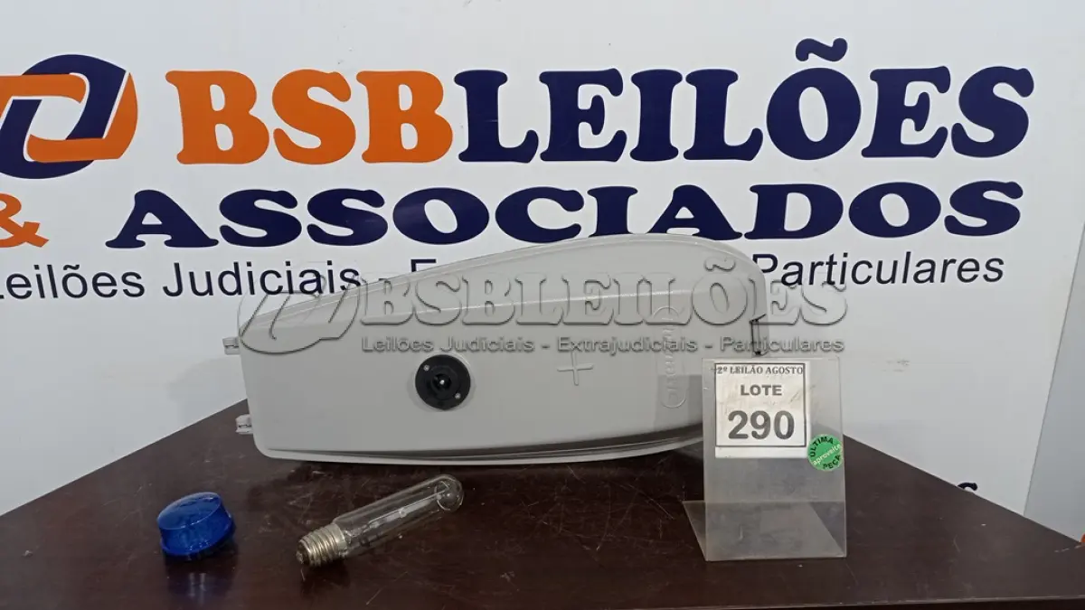 LOTE 290 - 01 LUMINÁRIA DE POSTE. (NO ESTADO) ATENÇÃO! FAZER A VISITAÇÃO ANTES DE ARREMATAR, NÃO SABEMOS SE FUNCIONA. LEILÃO NÃO TEM GARANTIA E NEM DEVOLUÇÃO, SUJEITO A POSSÍVEIS AVARIAS VISÍVEIS/OCULTAS E/OU AUSÊNCIA DE COMPONENTES.