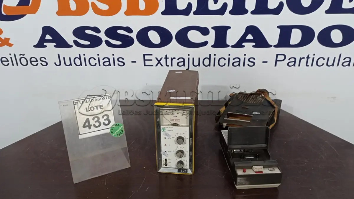 LOTE 433 - 01 GRAVADOR DE VÍDEO CASSETE E 01 MONITOR CARDÍACO ANTIGO. (NO ESTADO) ATENÇÃO! FAZER A VISITAÇÃO ANTES DE ARREMATAR, NÃO SABEMOS SE FUNCIONA. LEILÃO NÃO TEM GARANTIA E NEM DEVOLUÇÃO, SUJEITO A POSSÍVEIS AVARIAS VISÍVEIS/OCULTAS E/OU AUSÊNCIA DE COMPONENTES.