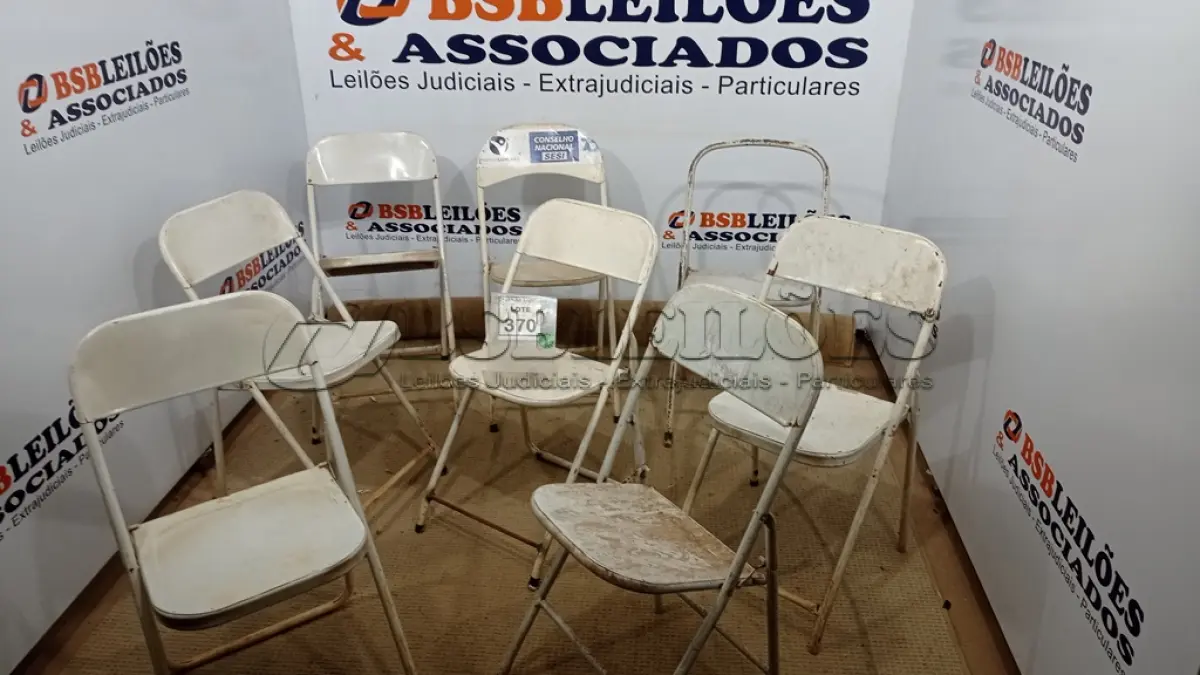 LOTE 370 - 08 CADEIRAS DE FERRO DOBRÁVEL. (NO ESTADO) ATENÇÃO! FAZER A VISITAÇÃO ANTES DE ARREMATAR, NÃO SABEMOS SE FUNCIONA. LEILÃO NÃO TEM GARANTIA E NEM DEVOLUÇÃO, SUJEITO A POSSÍVEIS AVARIAS VISÍVEIS/OCULTAS E/OU AUSÊNCIA DE COMPONENTES.