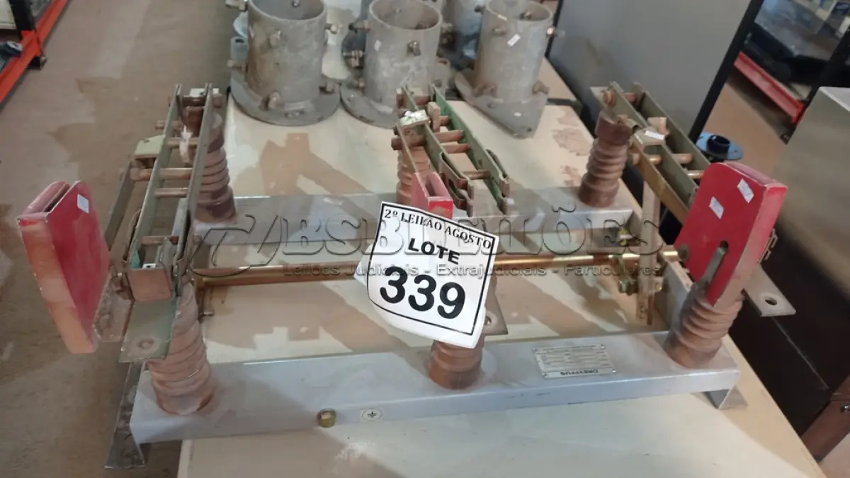 LOTE 339 - 01 CHAVE SECCIONADORAS DE MEDIA TENSÃO. (NO ESTADO) ATENÇÃO! FAZER A VISITAÇÃO ANTES DE ARREMATAR, NÃO SABEMOS SE FUNCIONA. LEILÃO NÃO TEM GARANTIA E NEM DEVOLUÇÃO, SUJEITO A POSSÍVEIS AVARIAS VISÍVEIS/OCULTAS E/OU AUSÊNCIA DE COMPONENTES.