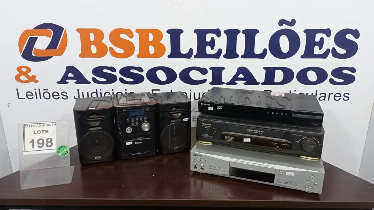LOTE 198 - 01 MINISYSTEM COM 02 CAIXAS MARCA PHILCO, 01 BLU-RAY MARCA SAMSUNG, 01 APARELHO DE VÍDEO CASSETE E 01 APARELHO DVD. (NO ESTADO) ATENÇÃO! FAZER A VISITAÇÃO ANTES DE ARREMATAR, NÃO SABEMOS SE FUNCIONA. LEILÃO NÃO TEM GARANTIA E NEM DEVOLUÇÃO, SUJEITO A POSSÍVEIS AVARIAS VISÍVEIS/OCULTAS E/OU AUSÊNCIA DE COMPONENTES.