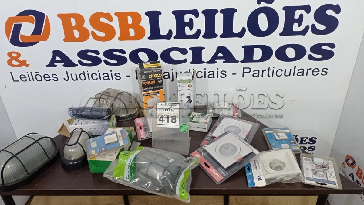 LOTE 418 - 01 LOTE COM VÁRIAS LUMINÁRIAS DE TAMANHOS E MODELOS DIVERSOS. (NO ESTADO) ATENÇÃO! FAZER A VISITAÇÃO ANTES DE ARREMATAR, NÃO SABEMOS SE FUNCIONA, LEILÃO NÃO TEM GARANTIA E NEM DEVOLUÇÃO, SUJEITO A POSSÍVEIS AVARIAS VISÍVEIS/OCULTAS E/OU AUSÊNCIA DE COMPONENTES.