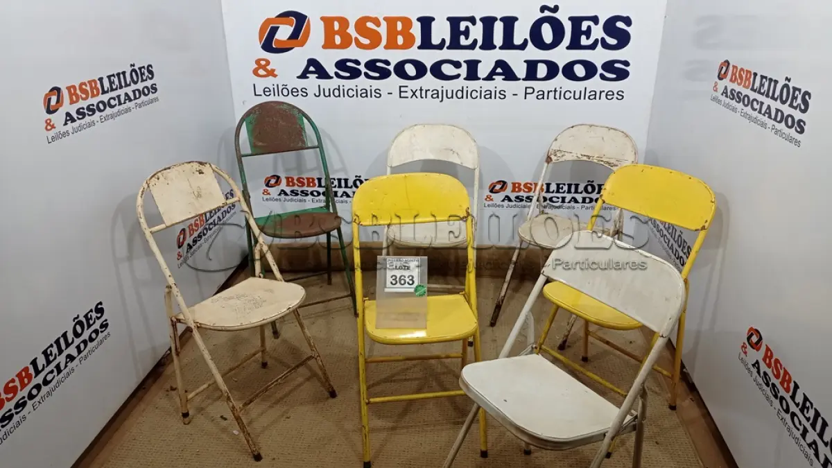LOTE 363 - 09 CADEIRAS DE FERRO DOBRÁVEL. (NO ESTADO) ATENÇÃO! FAZER A VISITAÇÃO ANTES DE ARREMATAR, NÃO SABEMOS SE FUNCIONA. LEILÃO NÃO TEM GARANTIA E NEM DEVOLUÇÃO, SUJEITO A POSSÍVEIS AVARIAS VISÍVEIS/OCULTAS E/OU AUSÊNCIA DE COMPONENTES.