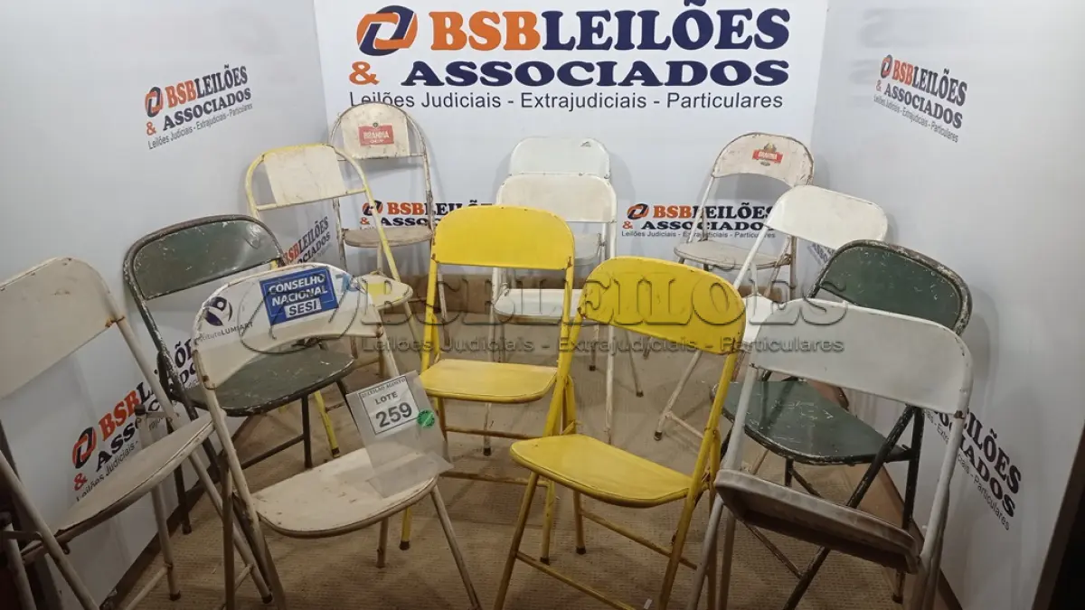 LOTE 259 - 13 CADEIRAS DOBRÁVEIS DE FERRO. (NO ESTADO) ATENÇÃO! FAZER A VISITAÇÃO ANTES DE ARREMATAR, NÃO SABEMOS SE FUNCIONA. LEILÃO NÃO TEM GARANTIA E NEM DEVOLUÇÃO, SUJEITO A POSSÍVEIS AVARIAS VISÍVEIS/OCULTAS E/OU AUSÊNCIA DE COMPONENTES.