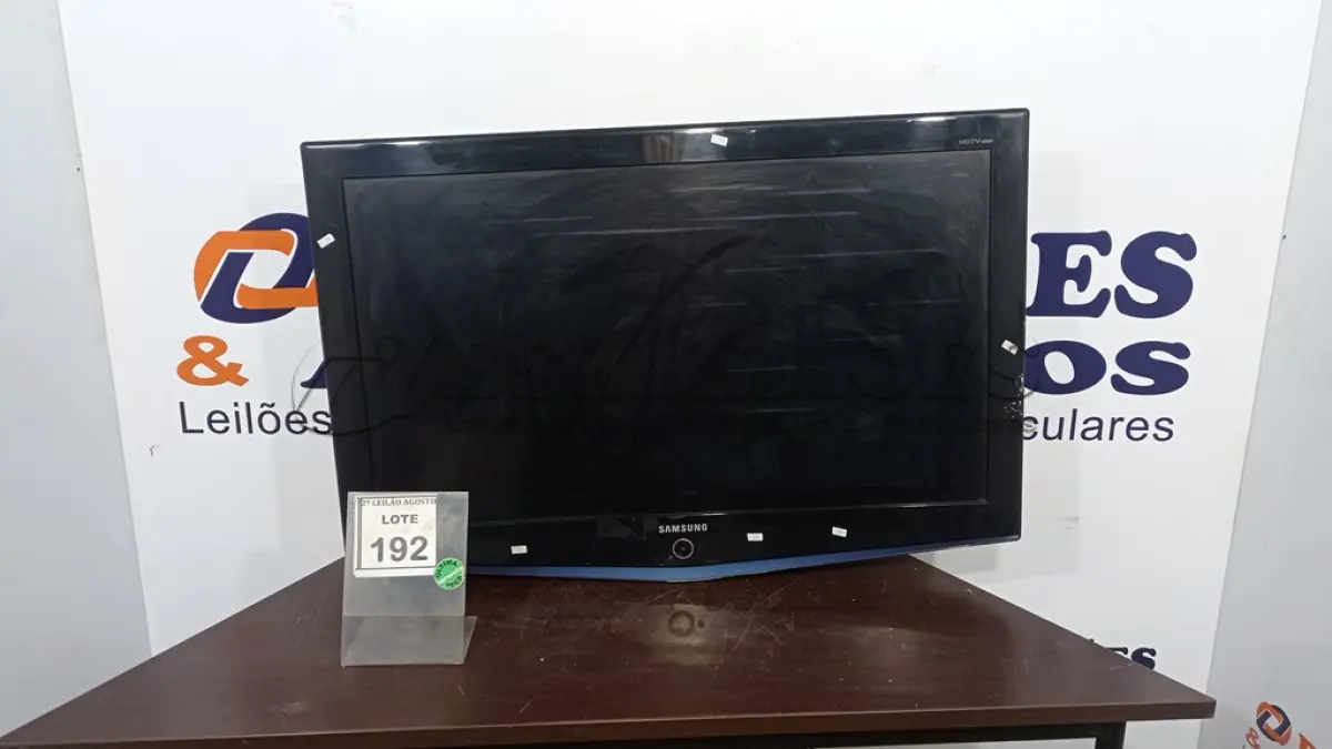 LOTE 192 - 01 TV LCD 40’’ MARCA SAMSUNG. (NO ESTADO) ATENÇÃO! FAZER A VISITAÇÃO ANTES DE ARREMATAR, NÃO SABEMOS SE FUNCIONA. LEILÃO NÃO TEM GARANTIA E NEM DEVOLUÇÃO, SUJEITO A POSSÍVEIS AVARIAS VISÍVEIS/OCULTAS E/OU AUSÊNCIA DE COMPONENTES.