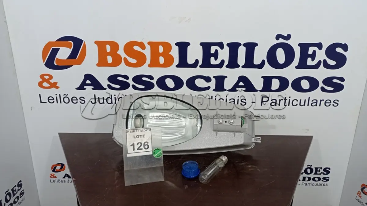 LOTE 126 - 01 LUMINÁRIA DE POSTE. (NO ESTADO) ATENÇÃO! FAZER A VISITAÇÃO ANTES DE ARREMATAR, NÃO SABEMOS SE FUNCIONA. LEILÃO NÃO TEM GARANTIA E NEM DEVOLUÇÃO, SUJEITO A POSSÍVEIS AVARIAS VISÍVEIS/OCULTAS E/OU AUSÊNCIA DE COMPONENTES.
