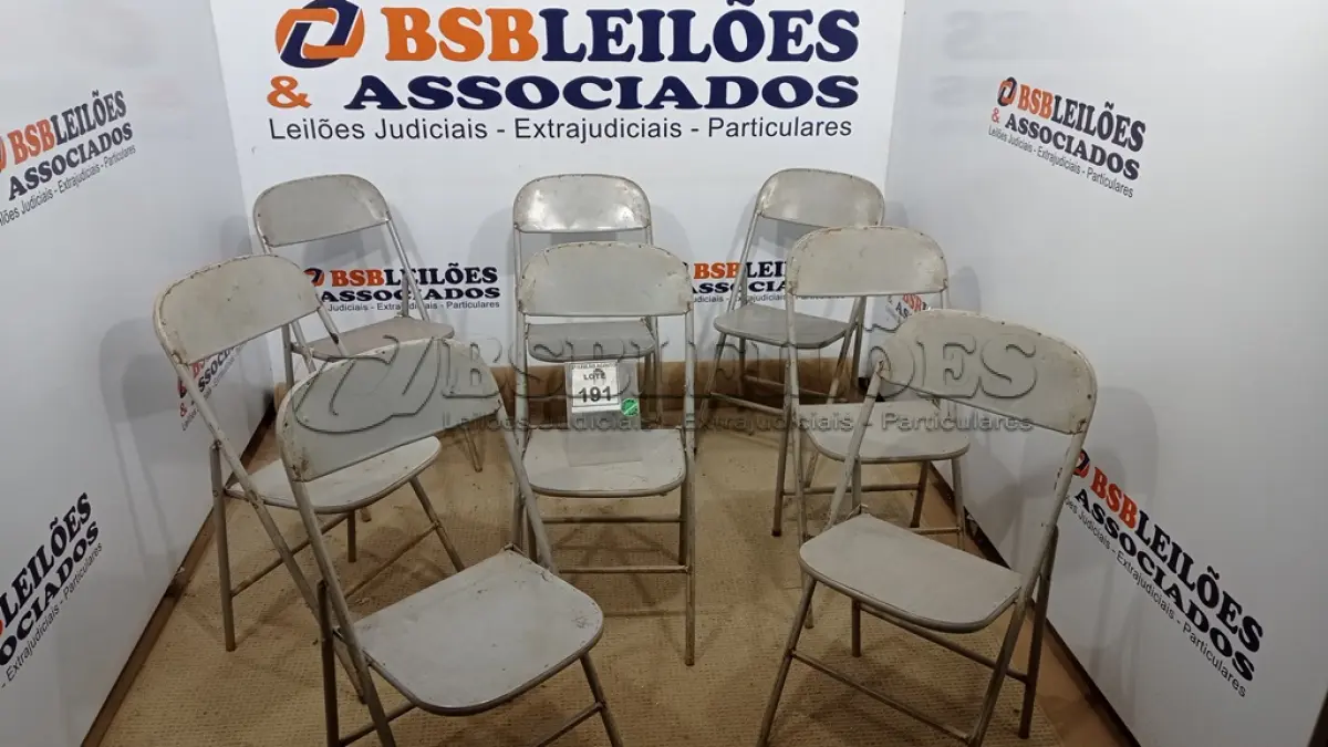 LOTE 191 - 08 CADEIRAS DOBRÁVEIS DE FERRO. (NO ESTADO) ATENÇÃO! FAZER A VISITAÇÃO ANTES DE ARREMATAR, NÃO SABEMOS SE FUNCIONA. LEILÃO NÃO TEM GARANTIA E NEM DEVOLUÇÃO, SUJEITO A POSSÍVEIS AVARIAS VISÍVEIS/OCULTAS E/OU AUSÊNCIA DE COMPONENTES.